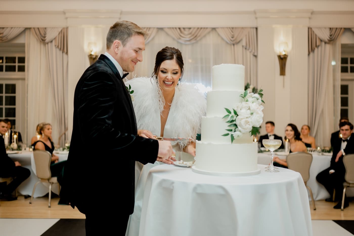 cake cutting hotel fort des moines wedding