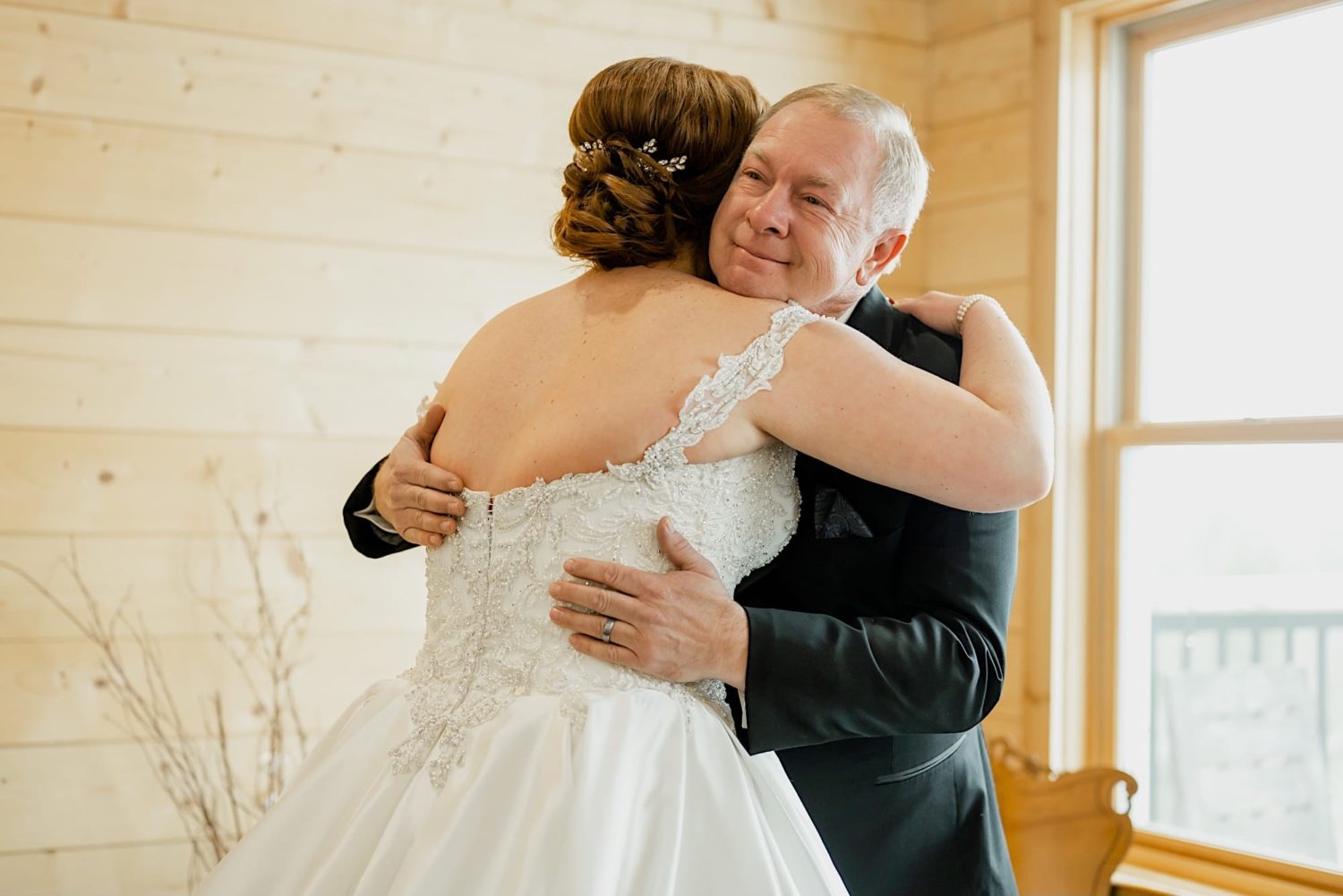 bride hugging dad vannebu hill barn wedding WI