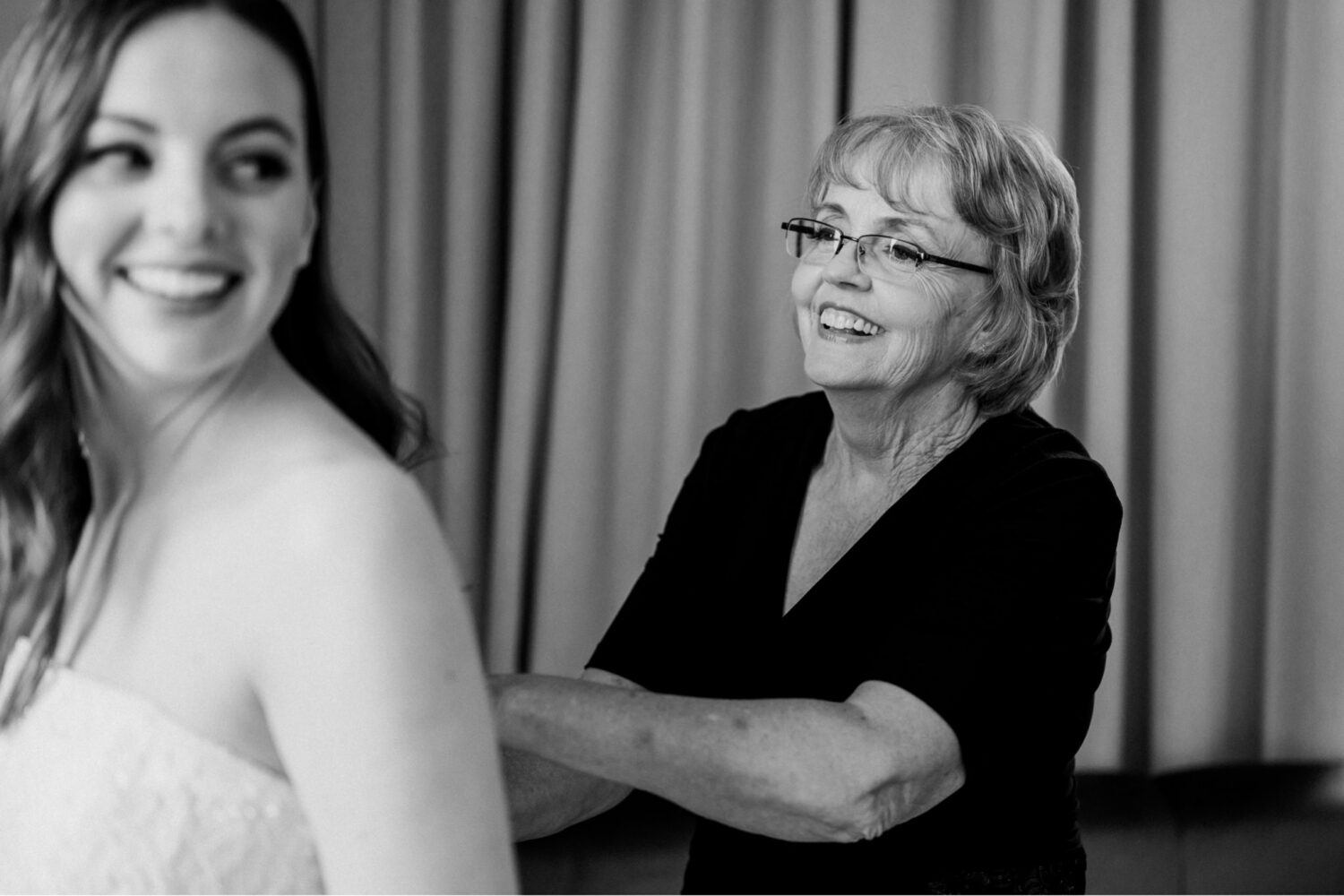mother and bride getting ready in the marchande suite at Surety Hotel