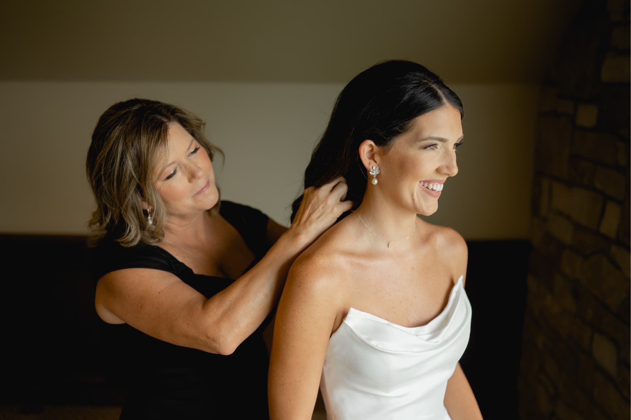 bride getting ready at glen oaks country club