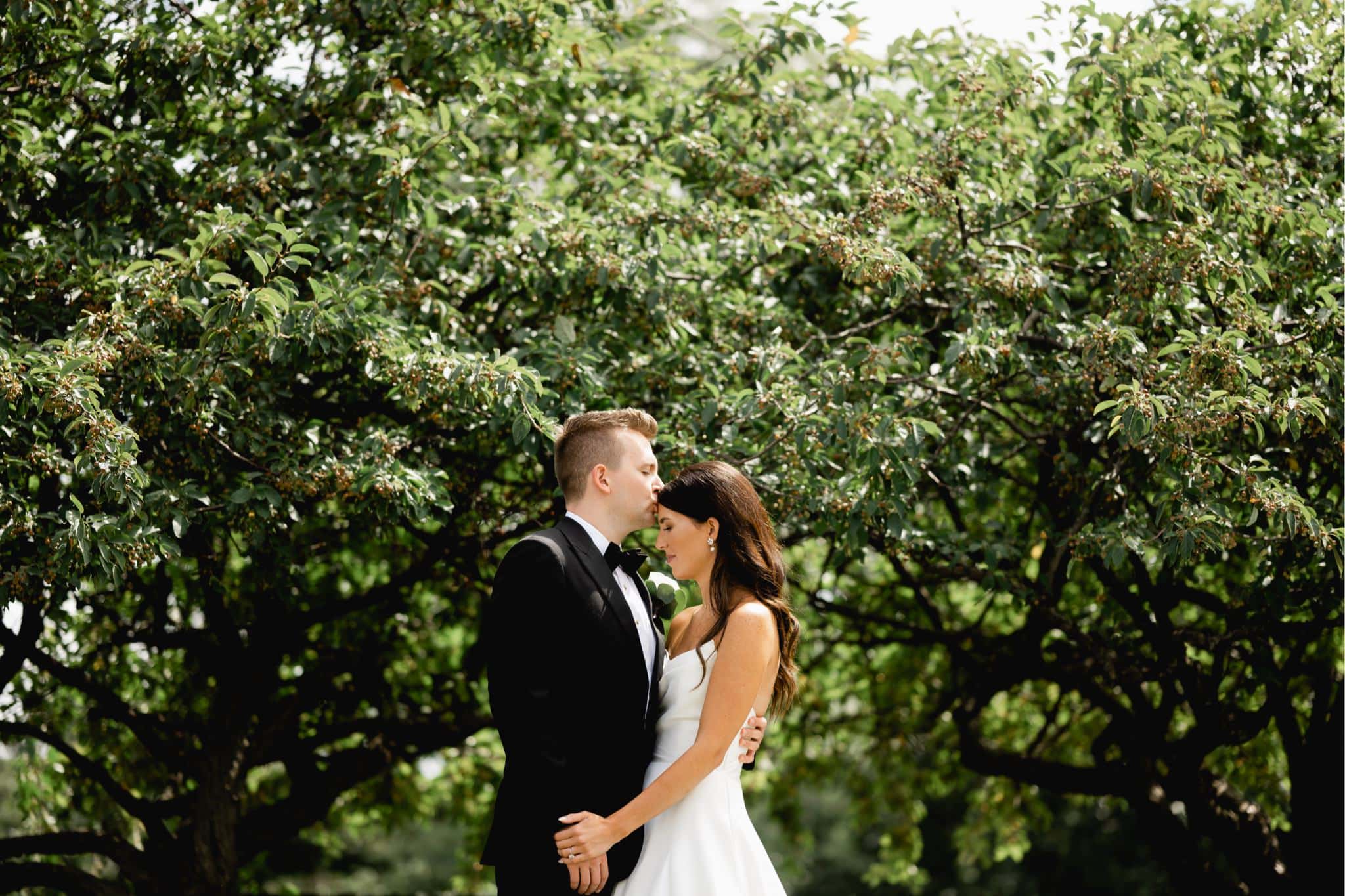 couple portraits at glen oaks country club