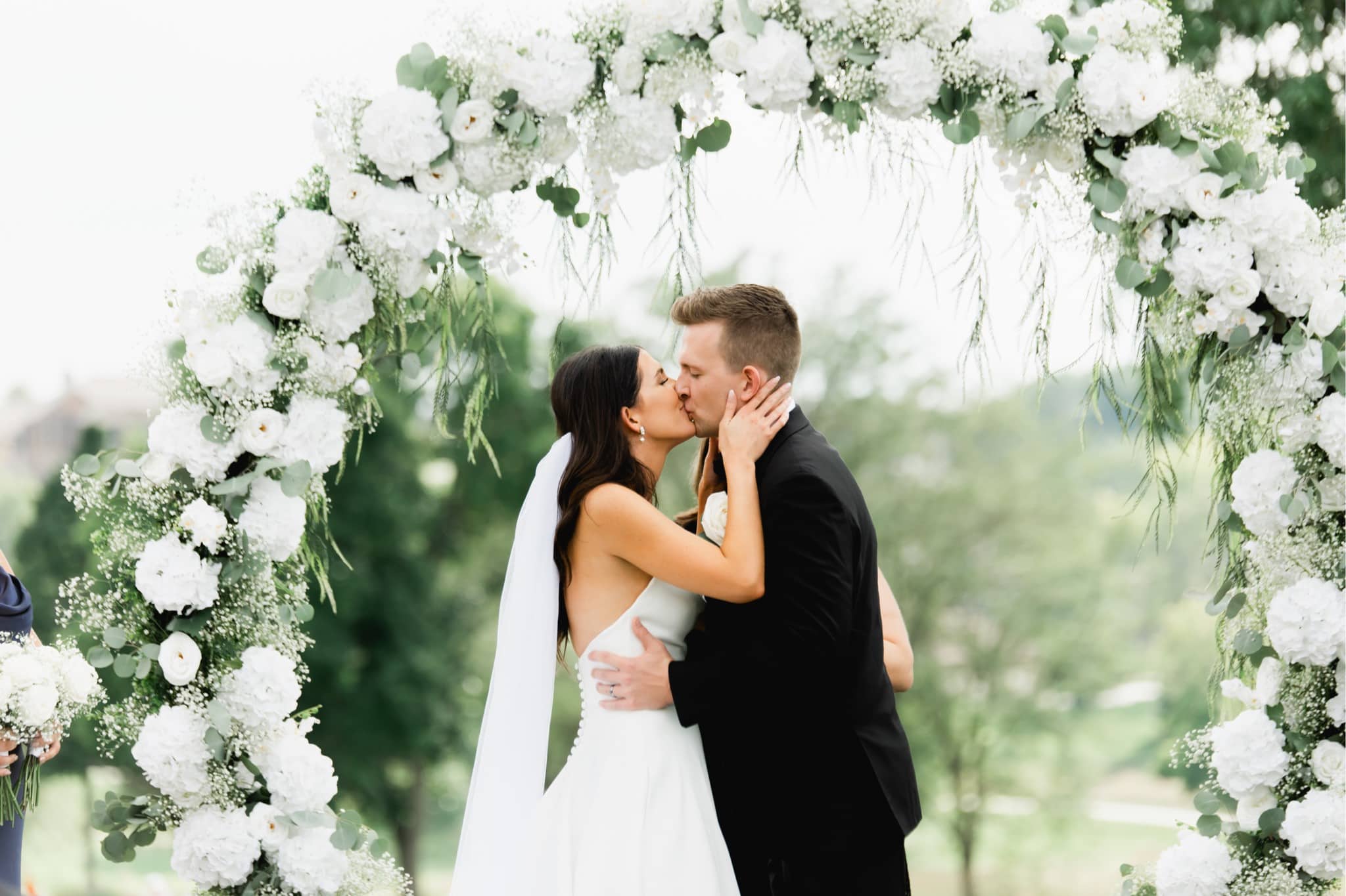 bride and groom kissing at glen oaks country club wedding ceremony