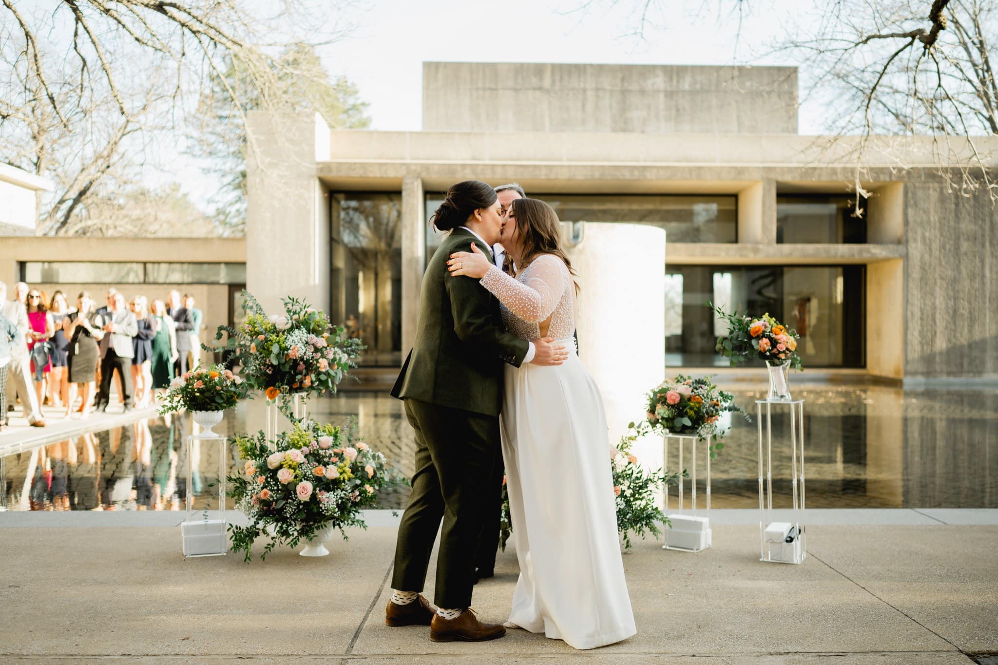 first kiss at des moines art center wedding