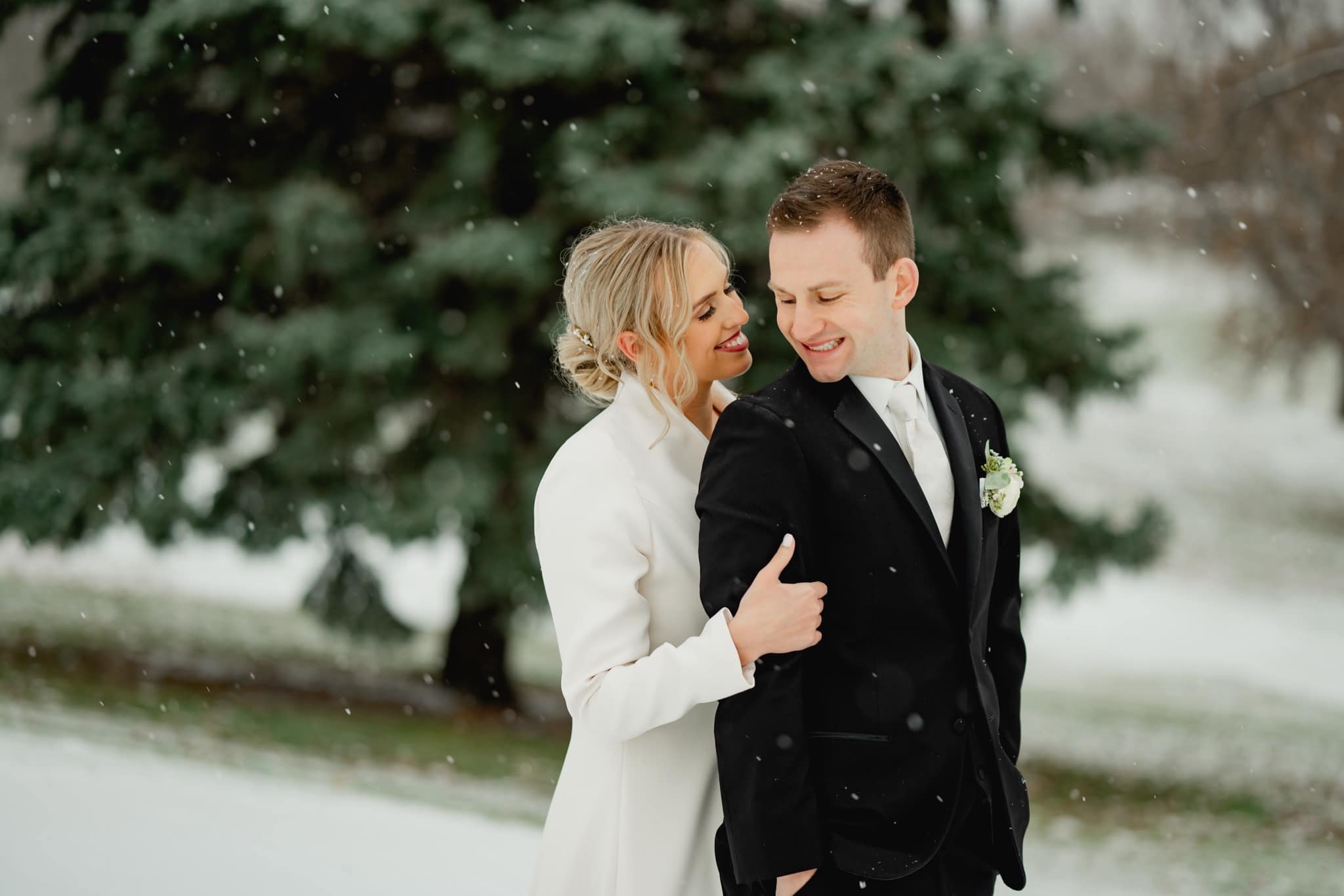 beautiful bride and groom winter wedding photos